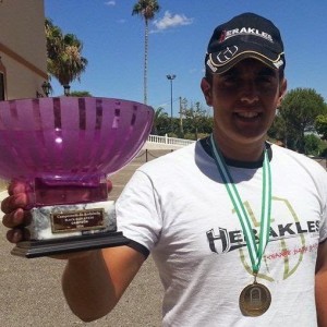 Diego Sánchez Jarillo posando con su trofeo de campeón de Andalucía. 