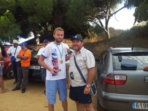 El nuevo campeón onubense en Mar Costa junto a Paco Orube, delegado de Huelva.